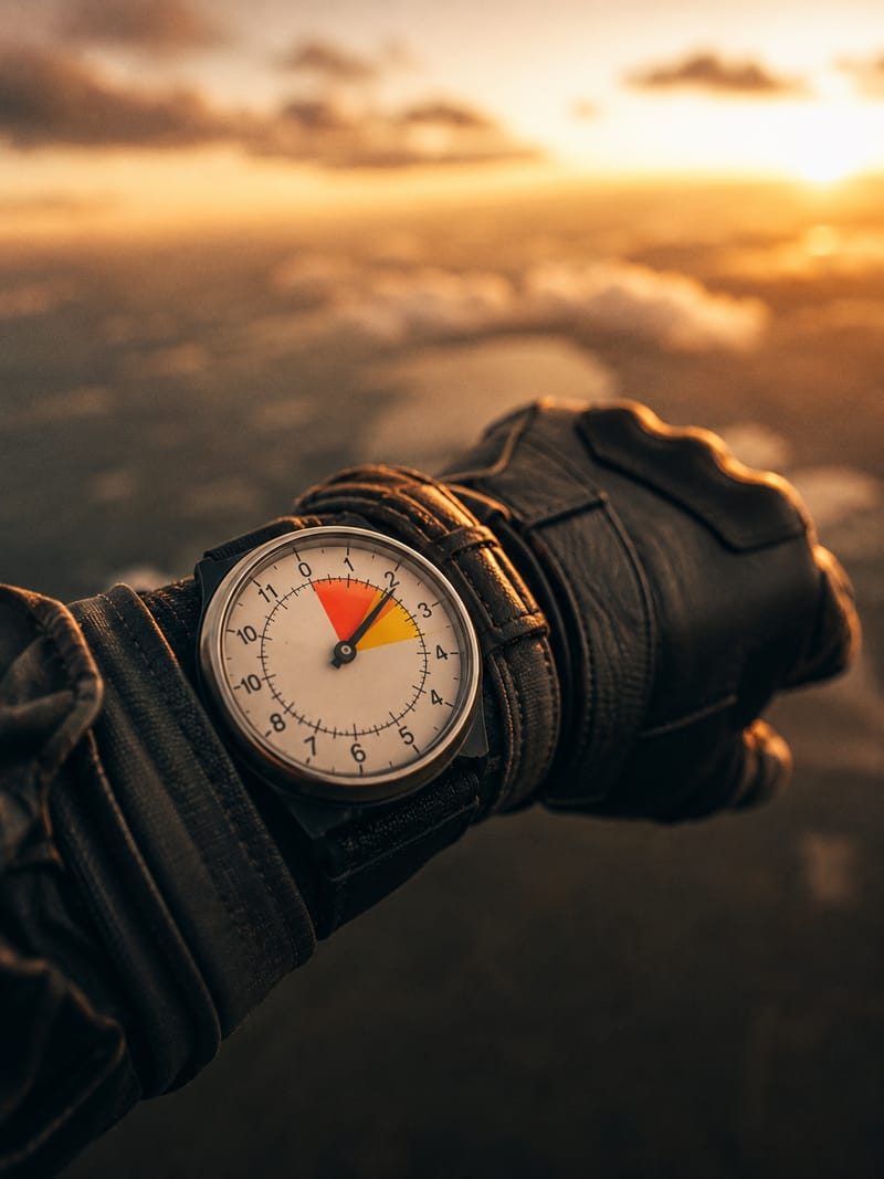 Altimètre au poignet au coucher du soleil
