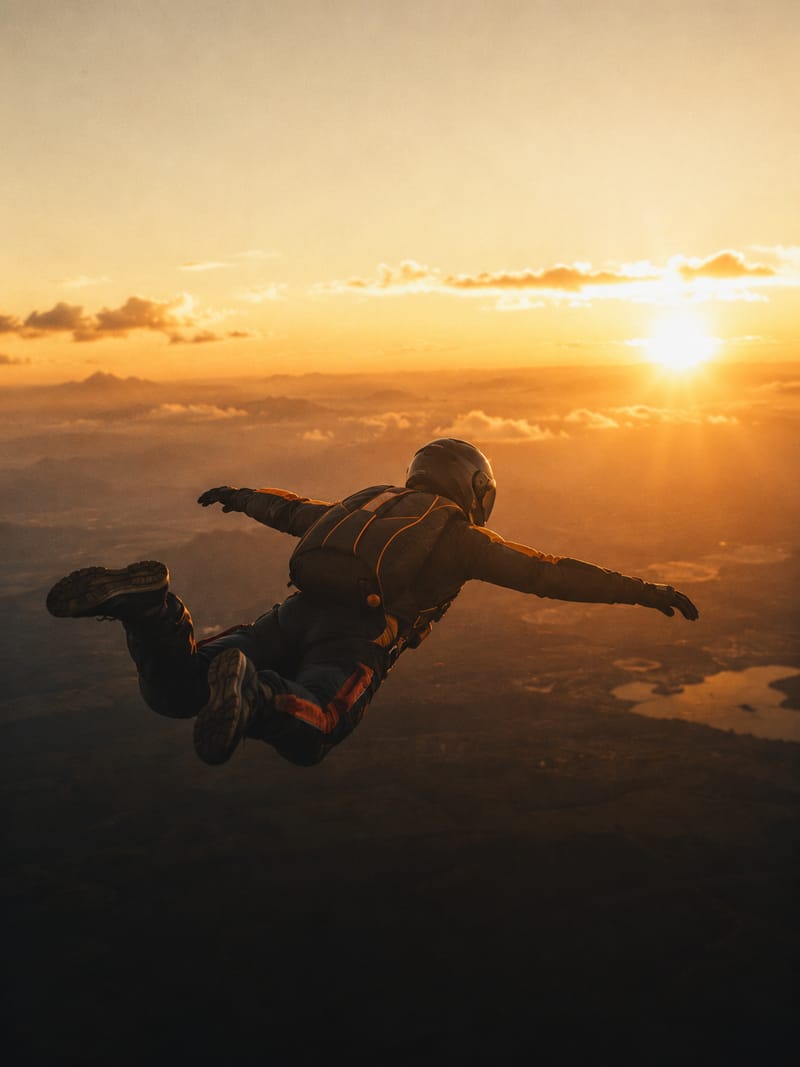 Parachutiste en chute libre au couchant